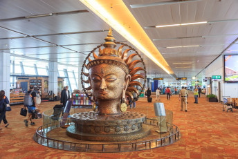 Eine beeindruckende Skulptur in der Abflughalle des internationalen Flughafens Indira Gandhi in Delhi, einem der verkehrsreichsten Flughäfen der Welt.