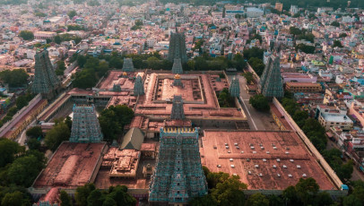 Eine Drohnenaufnahme zeigt die historische Tempelstadt mit dem Arulmigu Meenakshi Amman Hindu-Tempel in Madurai in ihrer ganzen Pracht. Der Tempel zieht während des jährlichen zehntägigen Meenakshi Tirukalynam-Festes Millionen von Pilgern an.