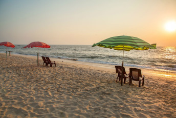 Der Marari Beach in Mararikulam bietet bei Sonnenuntergang einen wunderschönen Anblick. Mit seinen Palmen, den weißen Sandstränden und dem klaren blauen Wasser ist er eines der beliebtesten Badeziele in Kerala.