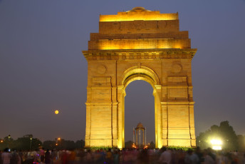 Das India Gate wurde zum Gedenken an die 84 000 gefallenen Soldaten der britisch-indischen Armee errichtet, die im Ersten Weltkrieg zwischen 1914 und 1921 ihr Leben ließen. Die Gedenkstätte wurde von Sir Edwin Lutyen, dem berühmten englischen Architekten, entworfen.