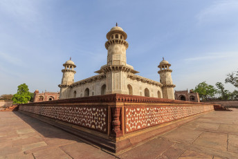 Das Itimad-ud-Daulah ist ein Mausoleum der Mogulherrscher und war das erste von vielen Grabmälern, die am Ufer des Yamuna-Flusses errichtet wurden. Es wird oft als Baby-Taj bezeichnet und wurde aus weißem und farbigem Marmor mit Halbedelsteindekorationen errichtet. Es wird allgemein angenommen, dass es der Prototyp des Entwurfes für das Taj Mahal war.