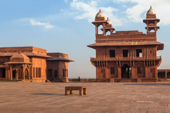 Der Diwan-i-Khas war der private Audienzsaal des Moguls Akbar in Fatehpur Sikri. Auf den ersten Blick ein schlichtes, quadratisches Gebäude, ist dieser Ort aufgrund seiner interessanten Innengestaltung einzigartig. Eine erhöhte kreisförmige Plattform, auf der der Herrscher thronte, ist durch Stege mit den vier Ecken des ersten Stocks verbunden.