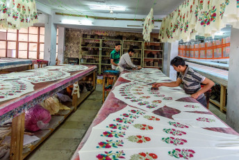 Handwerkskünstler bedrucken in einer Fabrik in Jaipur Stoffe von Hand. Dieses Verfahren zur Verzierung von Stoffen wird seit 500 Jahren praktiziert und hat seinen Ursprung im Dorf Bagru in Rajasthan.