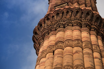Der Qutub Minar ist einer der beliebtesten Orte in Neu Delhi, Indien - Foto von PigginFoto