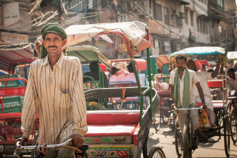 Fahrradrikscha fährt in der Hitze der Straßen von Alt Delhi - Foto von Elena Ermakova