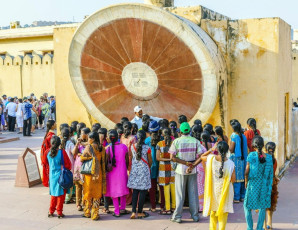 Menschen besuchen das Observatorium Jantar Mantar in Jaipur - Foto von Jorg Hackemann