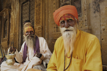 Sadhu sitzt am Ghat entlang des Ganges - Foto von Marianoblanco