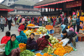 Dichtes Gedränge auf dem morgendlichen Markt des historischen Patan Durbar Squares. Dieser befindet sich im Zentrum der Stadt Lalitpur bei Kathmandu in Nepal. © Stephane Bidouze