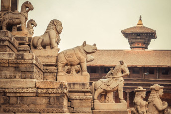 Bhaktapur, auch bekannt als die Stadt der Tempel, ist eine der drei Königsstädte im Kathmandutal in Nepal. Ihre pagodenartigen Tempel erheben sich über die Silhouette von Bhaktapur. © cnkdaniel