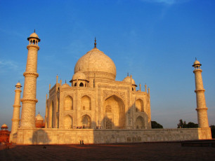 Das Taj Mahal leuchtet wie eine Perle bei Sonnenuntergang in Agra. Es ist eines der Sieben Weltwunder und der Stolz Indiens. © Nestor Noci