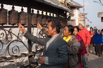 Besucher und Gläubige des Swayambhunath-Tempels umrunden die kuppelförmige Stupa, ein Ort, der auch als Affentempel bekannt ist. Er wird von Pilgern und Touristen aus allen Ecken der Welt besucht, Nepal. © Mohd Shukur Jahar