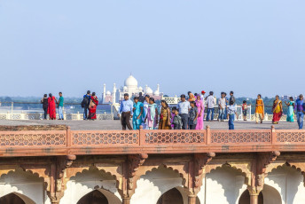 Touristen erkunden das wunderschöne Rote Fort in Agra, Indien. Von der Spitze des Forts genießen die Besucher mittags den Blick auf das majestätische Taj Mahal ©Jorg Hackemann