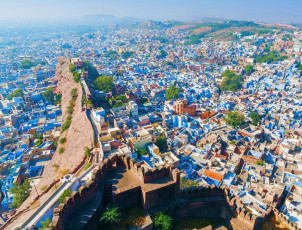 Spektakulärer panoramablick auf jodhpur. Aufgrund der zahlreichen blau gestrichenen häuser wird sie auch die blaue stadt genannt.  Dieses bild wurde von fort mehrangarh aufgenommen, das auf einem hügel mit blick auf die stadt liegt © photoff