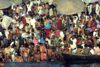Gläubige versammeln sich für ein Festival in Varanasi in Benares, Indien an den Ghats des Ganges für die heiligen Bade- und Puja-Zeremonien. © Steve estvanik