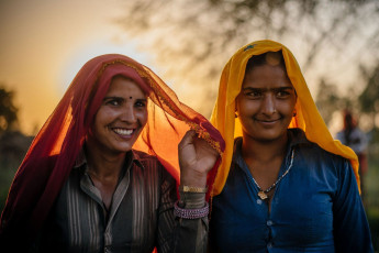 Frauen posieren in einem Feld in Udaipur, Indien – Foto von costas anton dumitrescu