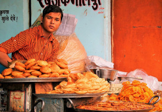 Indischer Süßigkeiten- und Snackverkäufer in Jaipur - Foto von Neale Cousland