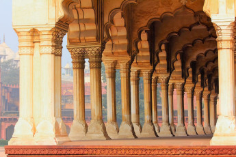 Marmorsäulen im Roten Fort, Agra - Foto von Kokhanchikov