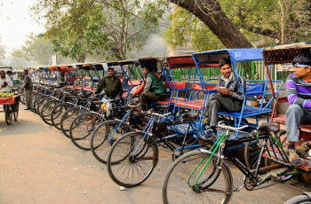Rikschafahrer warten in Alt Delhi auf Passagiere - Foto von Mivir