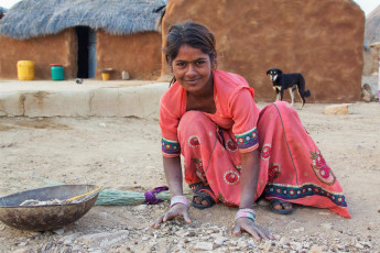 Traditionell gekleidete indische Frau in ländlichen Gebieten und Dörfern von Jaisalmer. Sie leben in Lehm- und Reethütten - Foto von Yavuz Sariyildiz