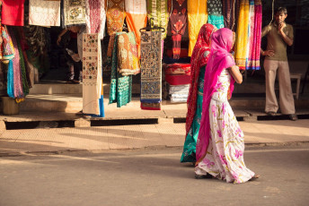 Textilien und Frauen in bunten Saris in den Straßen von Udaipur – Foto von Pablo Rogat