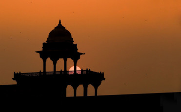 Silhouette von Fatehpur Sikri – Hofpalast mit Grabmälern - Foto von thipjang