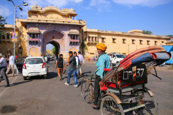 Der Verkehr durchfährt eines der drei Tore zum Stadtpalast in Jaipur - Foto von Don Mammoser
