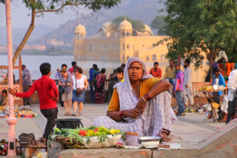 Frau verkauft Street-Food am Man-Sagar-See in Jaipur - Foto von Don Mammoser