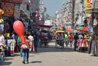 Die geschäftige Main-Bazar-Straße in Alt Delhi – Foto von Alexander Chaikin