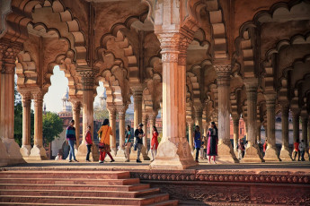 Indische Touristengruppe im öffentlichen Saal des Roten Forts in Agra – Foto von t-lorien