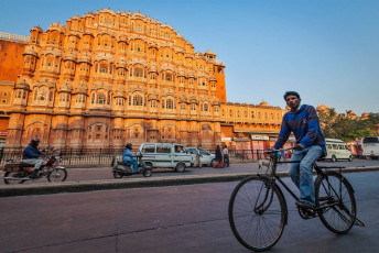 Indischer Mann fährt vor dem Palast Hawa Mahal in Jaipur mit dem Fahrrad, Rajasthan - Foto von f9photos