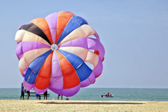 Paraglider kurz vor dem Abflug über den Ozean und den Strandbereich von Goa – Foto von Arfabita