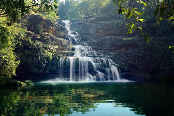 Wunderschöne Szene - der 30 m hohe Panda Wasserfall im Panna Nationalpark in Madhya Pradesh.  Das Wasser ergießt sich in einen herzförmigen Pool.