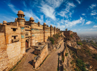 Fort Gwalior, das schon aus dem 10. Jahrhundert stammt und einst als unbesiegbar galt, steht stolz auf einem riesigen felsigen Hügel, Madhya Pradesh