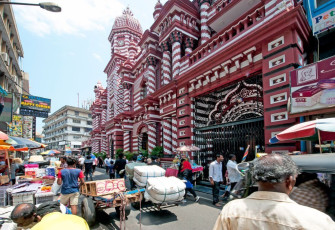 Eine der ältesten Moscheen Sri Lankas, die prägnante “Rote Moschee” im Marktviertel von Pettah, Colombo. Das Gebäude wurde innerhalb nur eines Jahres unter der Aufsicht eines nicht ausgebildeten Architekten fertiggestellt und zeigt eine unverwechselbare Mischung aus verschiedenen Stilen, darunter Neoklassizismus und Neugotik © pilesasmiles