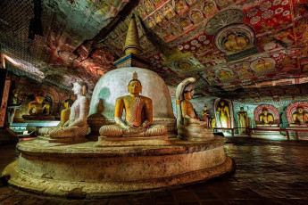 Sri Lankas besterhaltener und größter Höhlentempelkomplex, Dambulla, stammt aus dem 1. Jahrhundert n. Chr. Mehr als 80 Höhlen wurden in dem Gebiet dokumentiert, zu denen fünf Höhlentempel mit 160 Statuen und umfangreichen Wandmalereien gehören, die Buddha und seinem Leben gewidmet sind © hadynyah