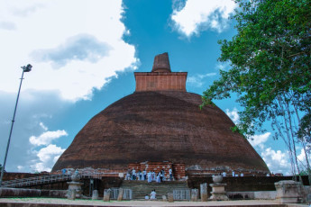 Die Jethawanaramaya Stupa ist die höchste hinstorische Stupa der Welt und befindet sich in der Ruine des Jetavana-Klosters in Anuradhapura, der einstigen Hauptstadt des damaligen Sri Lankas. Einst soll der Komplex 10.000 Mönche beherbergt haben © Rusiru Bhagya