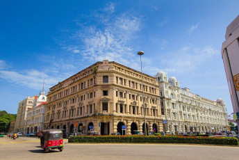 Die York Street im Fort-Viertel, dem Geschäftszentrum von Colombo, der Hauptstadt Sri Lankas © Nilanthaphotography