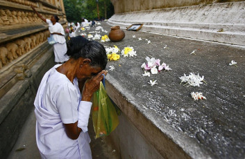 Eine Frau betet in einem Tempel in Colombo. Der Theravada-Buddhismus ist die offizielle Religion Sri Lankas und wird von der Mehrheit der Bevölkerung aktiv ausgeübt. Der Buddhismus wurde erstmals im dritten Jahrhundert in diesem Inselstaat etabliert © ertyo5
