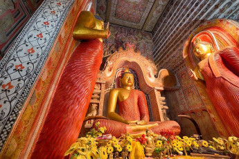 Das Heiligtum Lankatilaka Vihara aus dem 12. Jahrhundert ist ein heiliger buddhistischer Tempel in Udu Nuwara, Kandy. Das Hauptmerkmal besteht aus einer farbenfrohen Statue des sitzenden Buddha, umgeben von Blumen- und Pflanzenmustern © tunart