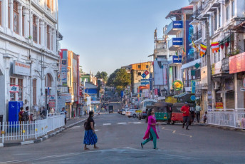 Eine typische Straßenszene im Herzen von Kandy, der früheren Hauptstadt aus der vergangenen Zeit der alten Könige in Sri Lanka © Ozbalci
