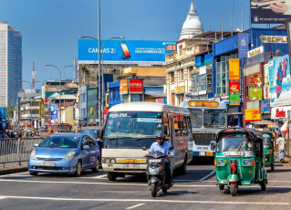 Normaler Wochentagsverkehr im geschäftigen Businessviertel von Colombo ©Alexey_Arz