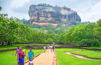 Touristen und Einheimische auf dem Weg zur altehrwürdigen Felsenfestung Sigiriya, Sri Lanka © Efesenko
