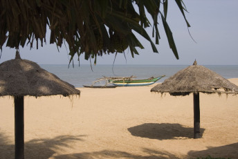 Negombo hat eine Reihe wunderschöner Sandstrände, an denen sich die Besucher entspannen und im kühlen Nass abkühlen können, Sri Lanka © Valmo 148