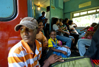 Freundlich lächelnde Fahrgäste genießen die malerische Zugfahrt, Sri Lanka © Tarzan9280