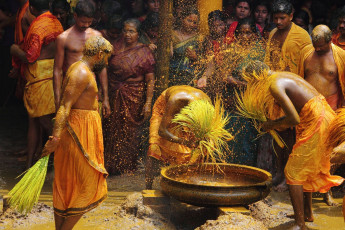 Gläubige vollziehen während eines Festes beim Vandimala-Tempel in Kerala ein Kurkumabadritual. Ein Kurkumabad ist ein altes Tempelritual Südindiens - Foto von AJP
