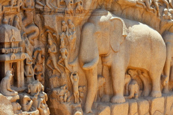 Flachrelief in Mammallapuram, Südindien, stellt eine Szene aus dem berühmten indischen Epos Mahabharata dar. Es wurde im 7. Jahrhundert gefertigt - Foto von