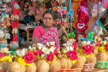 Verkäuferin beim Meenakshi-Tempel, Madurai. Die Frau verkauft Opfergaben, die den Tempelgottheiten dargeboten werden - Foto von milosk50