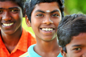Eine Gruppe indischer Jugendlicher posiert in Südindien für die Kamera - Foto von VS Anandhakrishna