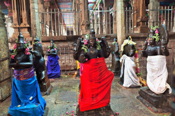 Uralte Götterfiguren im Meenakshi-Tempel, Madurai - Foto von saiko3p