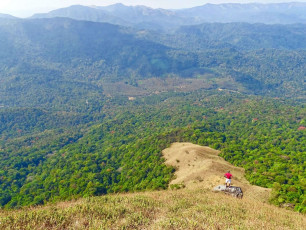 Anblick der Berge während des Nishani Motte Treks in Coorg – Bild von Rajeev Rajagopalan